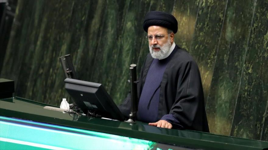 El presidente de Irán, Seyed Ebrahim Raisi, ofrece un discurso en una sesión del Parlamento en Teherán, 5 de noviembre de 2023.