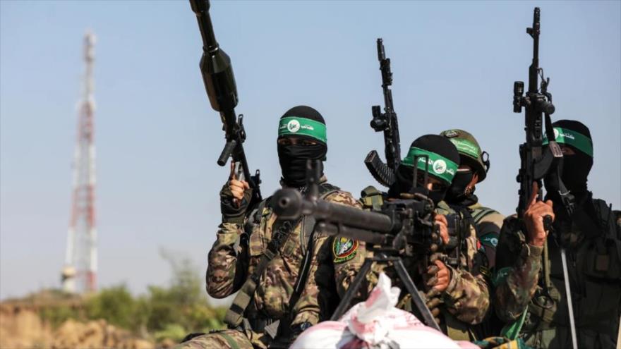 Combatientes de HAMAS desfilan frente a un sitio militar israelí cerca de la frontera en la Franja de Gaza, 19 de julio de 2023. (Foto: Reuters)