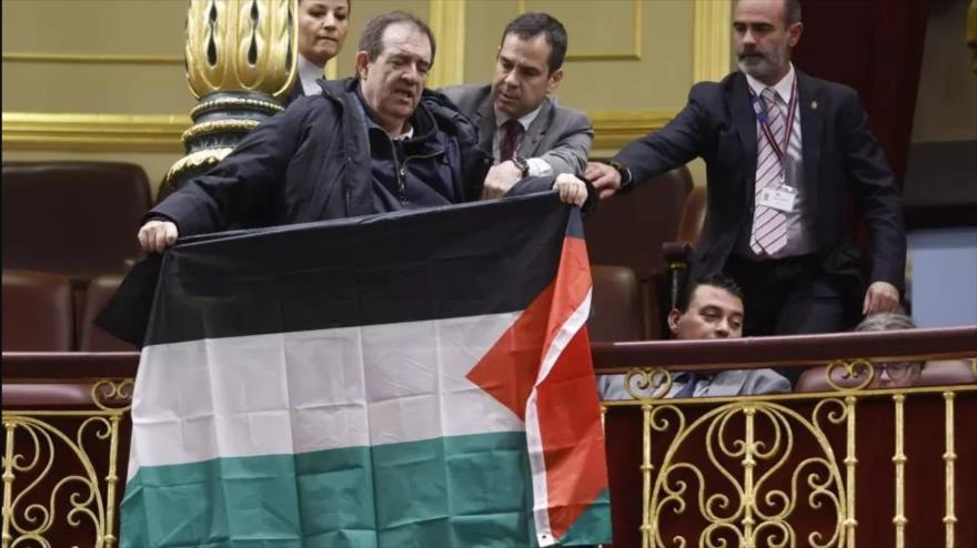 ¡Abajo sionismo!, despliegan banderas palestinas en Congreso español