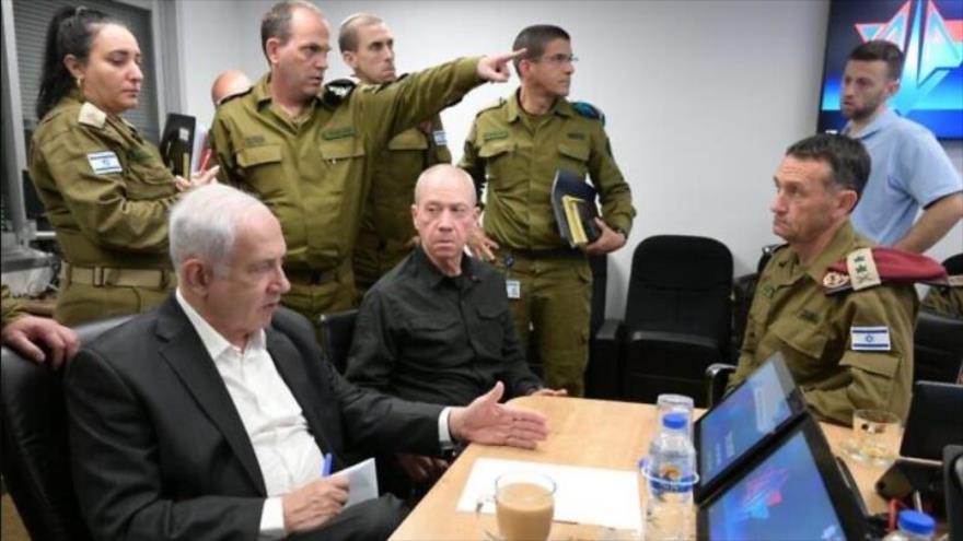 El premier israelí, Benjamín Netanyahu, y sus jefes militares en el cuartel general del ejército para una evaluación de seguridad, 8 de octubre de 2023.