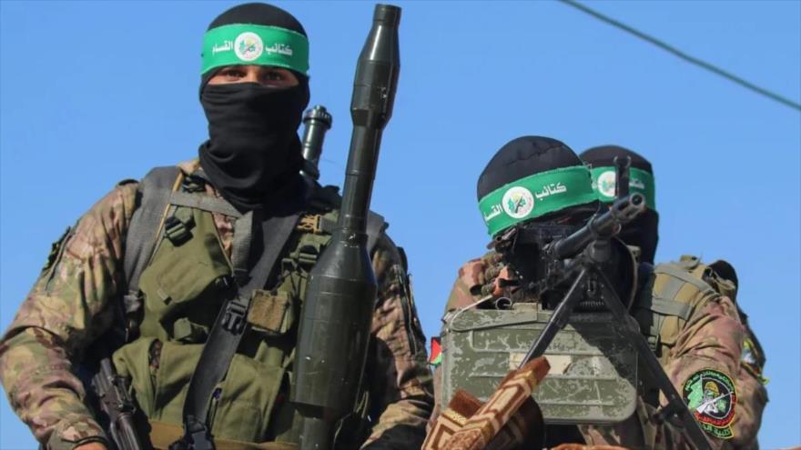 Combatientes de las Brigadas Al-Qassam, el ala militar de HAMAS, participan en un desfile en Gaza.