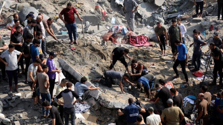 Palestinos buscan a sus seres queridos entre los escombros tras un ataque israelí al campo de refugiados de Yabalia, en Gaza, 1 de noviembre de 2023. (Foto: AP)