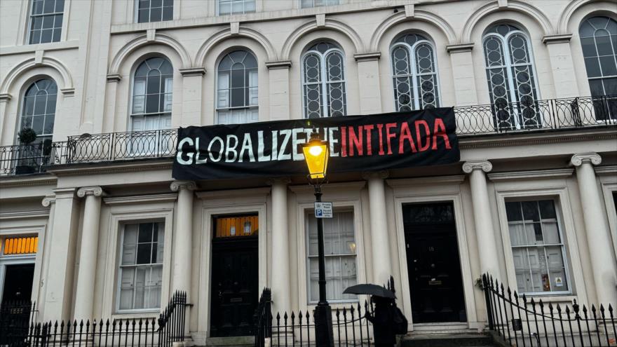 La pancarta colgada sobre un edificio en Londres, capital británica, con el lema “Globalizar la Intifada”.