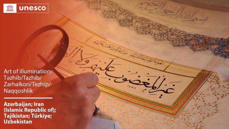 
La infografía publicada en la página X de la Unesco muestra a un artista realizando Tazhib, un arte decorativo centenario que se practica en las páginas de manuscritos, textos caligráficos y miniaturas.
