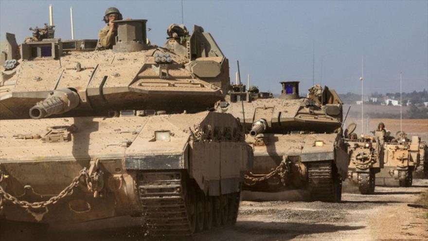 Tanques y vehículos militares israelíes toman posiciones cerca de la línea de separación de Israel con Gaza, el 13 de octubre de 2023. (Foto: Reuters)