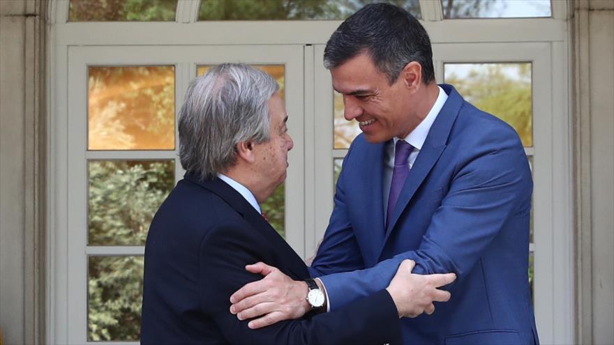 El secretario general de la ONU, António Guterres (izda.) y el presidente del Gobierno español, Pedro Sánchez, se saludan, 8 de mayo de 2023.