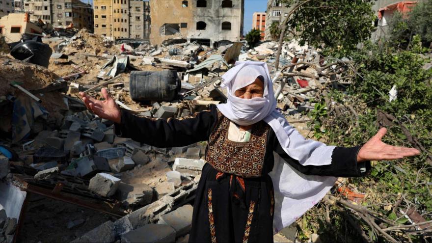 Una anciana palestina reacciona frente a su casa dañada por un bombardeo de Israel en Gaza. (Foto: AFP)