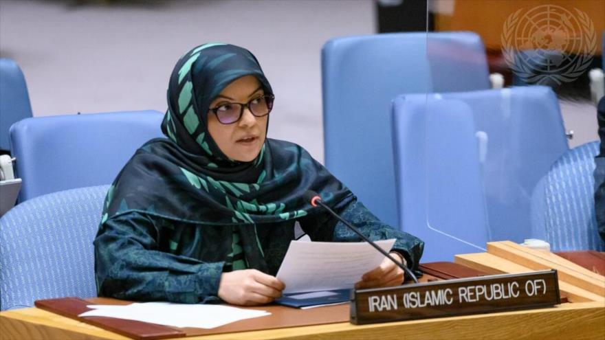 La representante permanente adjunta de Irán ante la ONU, Zahra Ershadi, habla en una sesión del organismo.