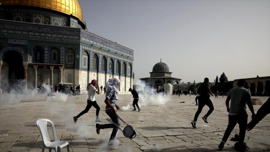 Un enfrentamiento entre los jóvenes palestinos y las fuerzas israelíes en el recinto de la Mezquita Al-Aqsa.