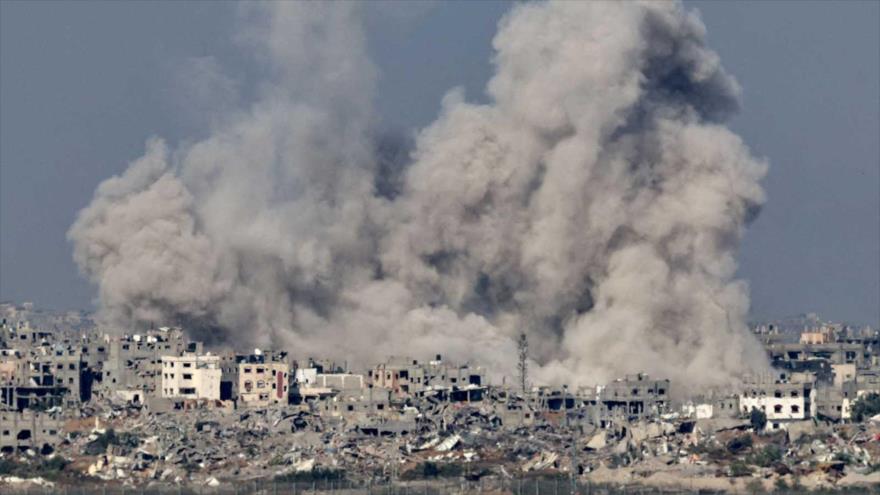 Grandes columnas de humo se elevan tras un ataque israelí contra la Franja de Gaza, 7 de diciembre de 2023.