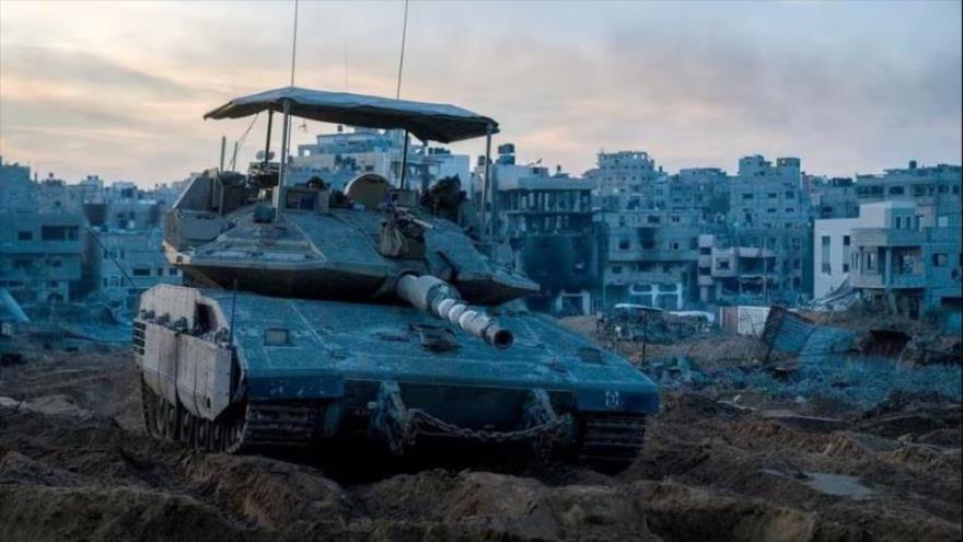 Un soldado israelí observa desde un tanque Merkava mientras opera en la Franja de Gaza. (Foto: Reuters)