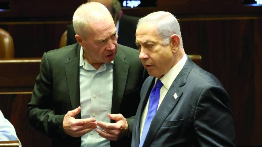 El primer ministro israelí, Benjamín Netanyahu (dcha.), y su ministro de asuntos militares, Yoav Gallant.