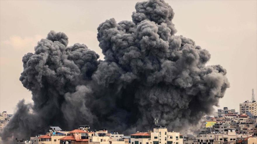 Columnas de humo se elevan desde un edificio en la ciudad de Gaza, tras un bombardeo de Israel. (Foto AFP)