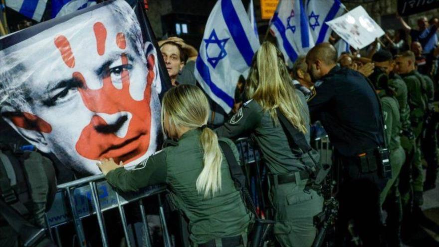 Manifestantes exigen renuncia del primer ministro israelí alrededor de la residencia de Netanyahu en Al-Quds, 4 de diciembre de 2023.