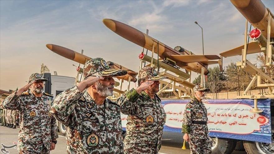 Ejército iraní exhibe decenas de drones Karrar, equipados con misiles aire-aire Mayid, durante una ceremonia en Teherán, 10 de diciembre de 2023.