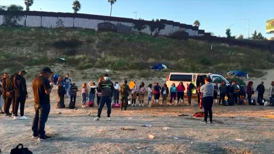 En pleno frío gélido, migrantes esperan entre EEUU y México por asilo | HISPANTV