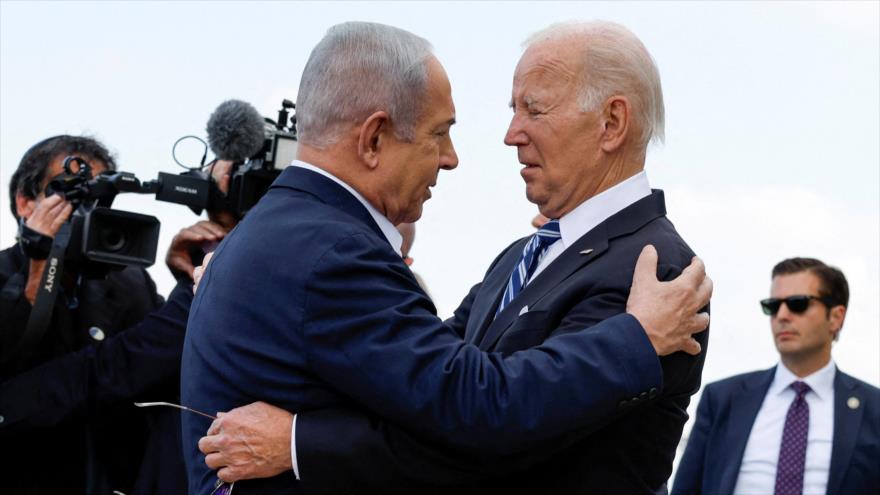 El presidente Joe Biden (derecha) es recibido por el primer ministro israelí, Benjamín Netanyahu, mientras visita Israel, 18 de octubre de 2023. (Foto: Reuters)
