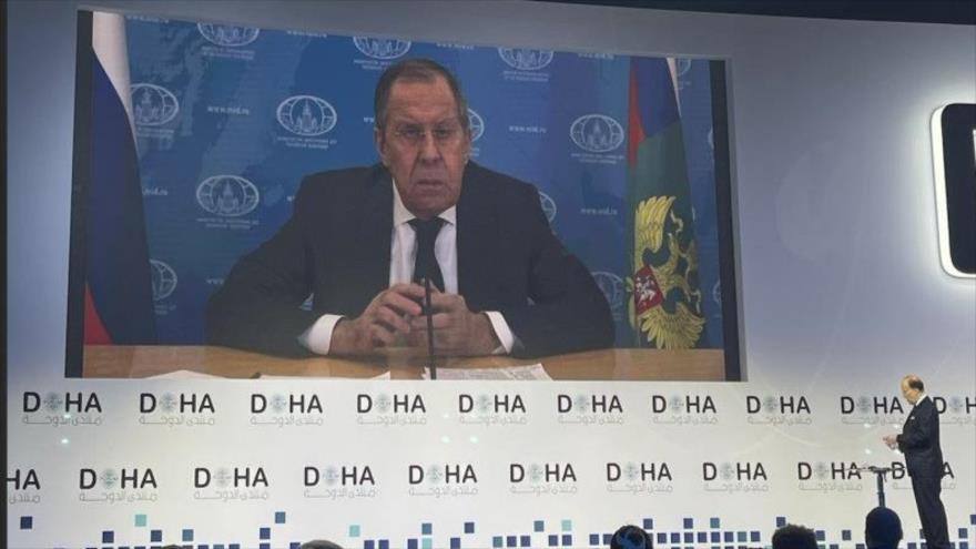 El canciller de Rusia, Serguéi Lavrov, ofrece un discurso en el marco del Foro de Doha, 10 de diciembre de 2023.