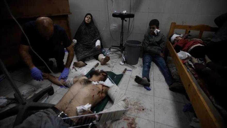 Palestinos heridos en el bombardeo israelí contra la Franja de Gaza en un hospital en Jan Yunis, 8 de diciembre de 2023. (Foto: AP)