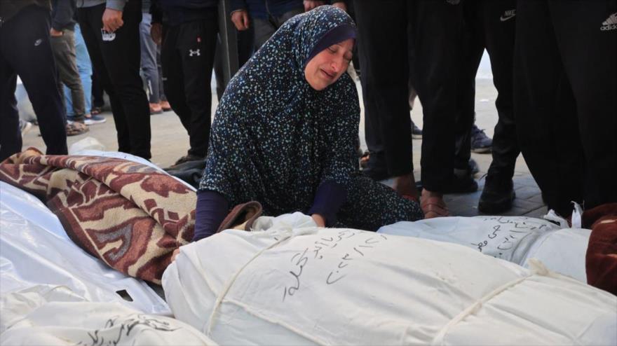 Una mujer llora por la muerte de sus familiares en un ataque israelí, frente al hospital de al-Najar en Rafah, Gaza. (Foto: AFP)