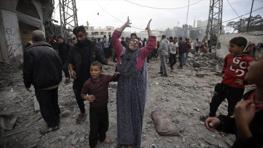 Una mujer palestina llorando tras los ataques aéreos israelíes al campo de refugiados de Jan Yunis, en el sur de Gaza, 7 de diciembre de 2023. (Foto: AP)
