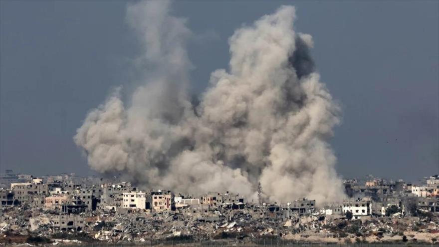 Columna de humo se eleva sobre los edificios durante un ataque israelí en el norte de Gaza, 8 de diciembre de 2023. (Foto: AFP)