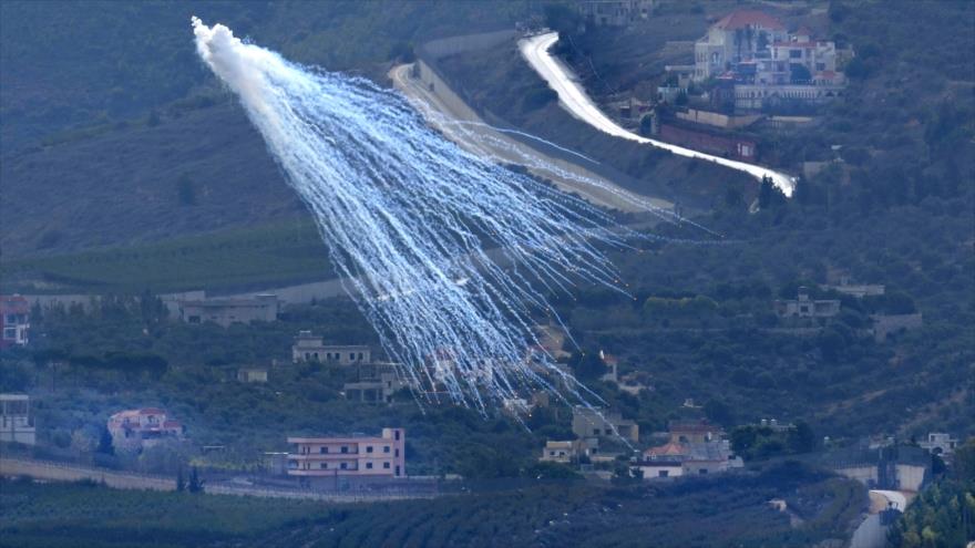 Un proyectil que parece ser fósforo blanco de la artillería israelí explota sobre Kfar Kila, una aldea en el sur de Líbano. (Foto: AP)