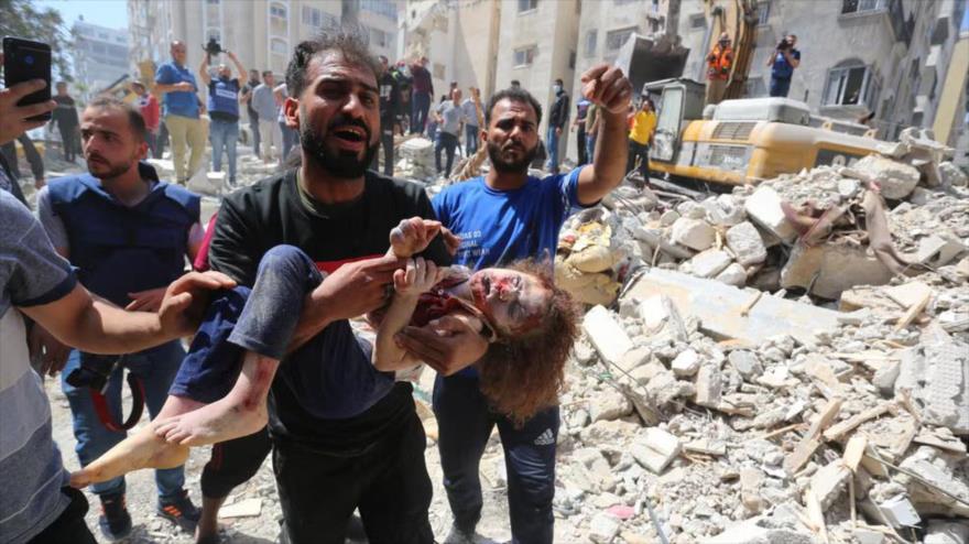 Un hombre palestino traslada a una niña muerta en los bombardeos de Israel contra la Franja de Gaza. (Foto: Getty Images)
