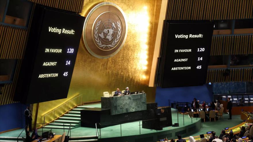 Resultados de una votación para aprobar una resolución sobre la guerra en Gaza se muestran en una pantalla en la Asamblea General, 27 de octubre de 2023. 