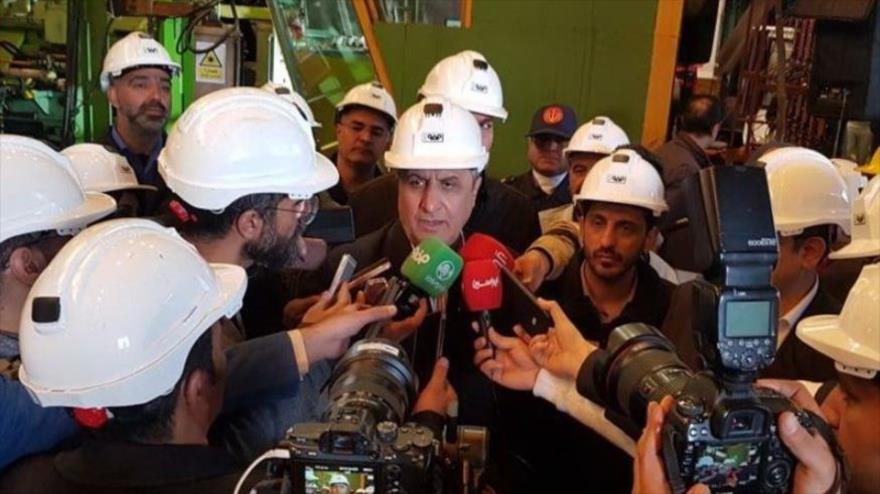 Jefe de la Organización de Energía Atómica de Irán (OEAI), Mohamad Eslami, habla con periodistas en Mobarakeh Steel Company, Isfahán, Irán, 13 de diciembre de 2023. 