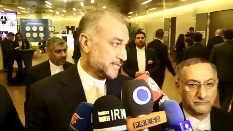 El canciller de Irán, Hosein Amir Abdolahian, habla con la prensa en Ginebra, Suiza, 13 de noviembre de 2023.