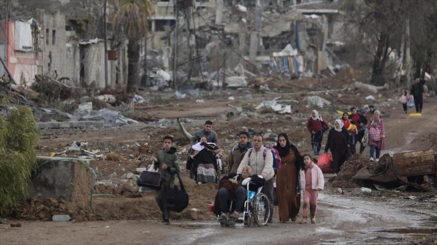 Palestinos abandonan su barrio por bombardeos israelíes contra sus viviendas en Gaza. (Foto: EFE)
