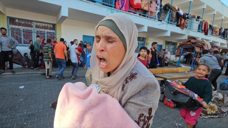 Palestinos reaccionan tras un ataque a una escuela de la ONU que alberga a desplazados en el norte de Gaza. 18 de noviembre de 2023. (Foto: Reuters)