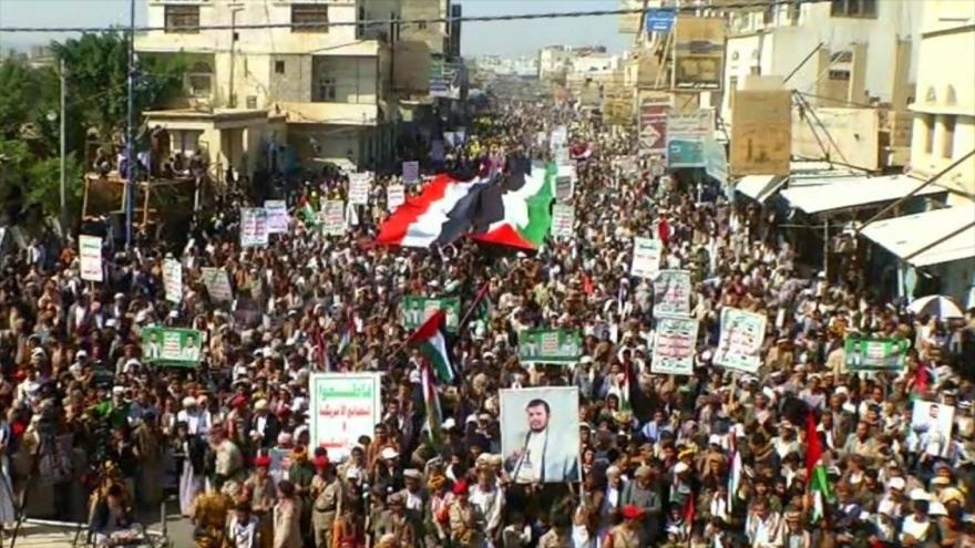 Yemeníes marchan en solidaridad con los palestinos y en defensa a operaciones de Armada de Yemen contra intereses de Israel, Saada, 15 de diciembre de 2023.