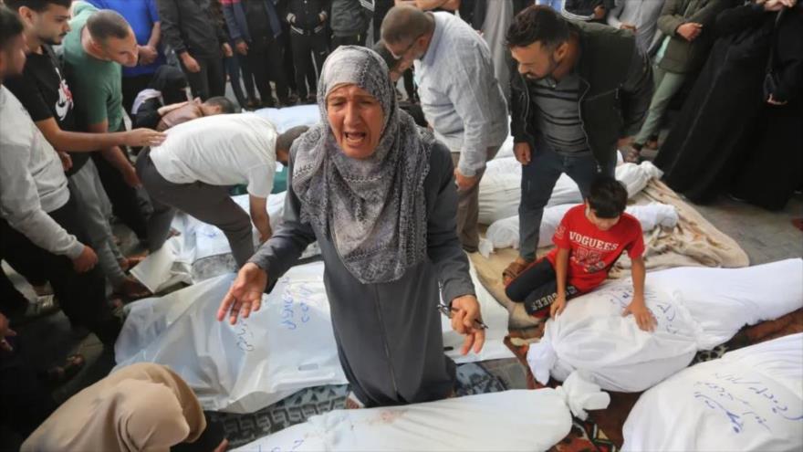 Palestinos lloran por sus seres queridos muertos en un bombardeo israelí en Rafah, la Franja de Gaza. (Foto: AP)