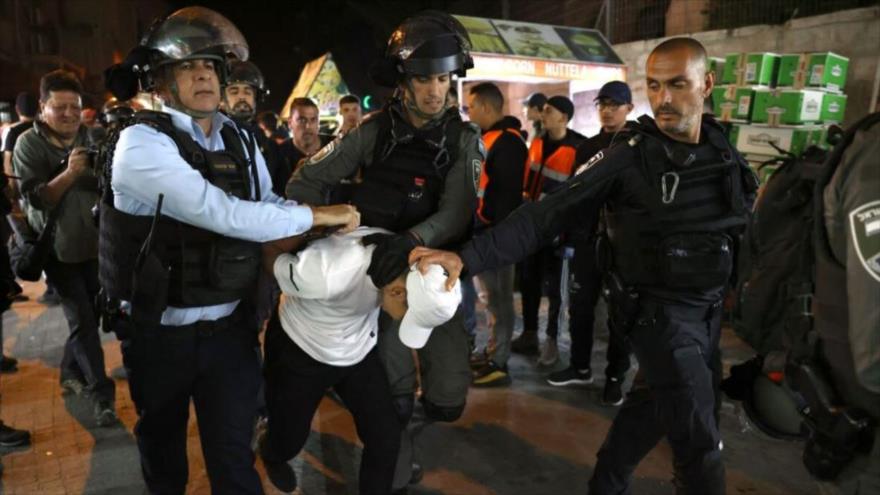 Fuerzas israelíes detienen a un palestino en Al-Quds (Jerusalén). (Foto: AFP)