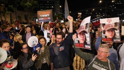 Israelíes protestan tras asesinato de tres retenidos por fuego amigo