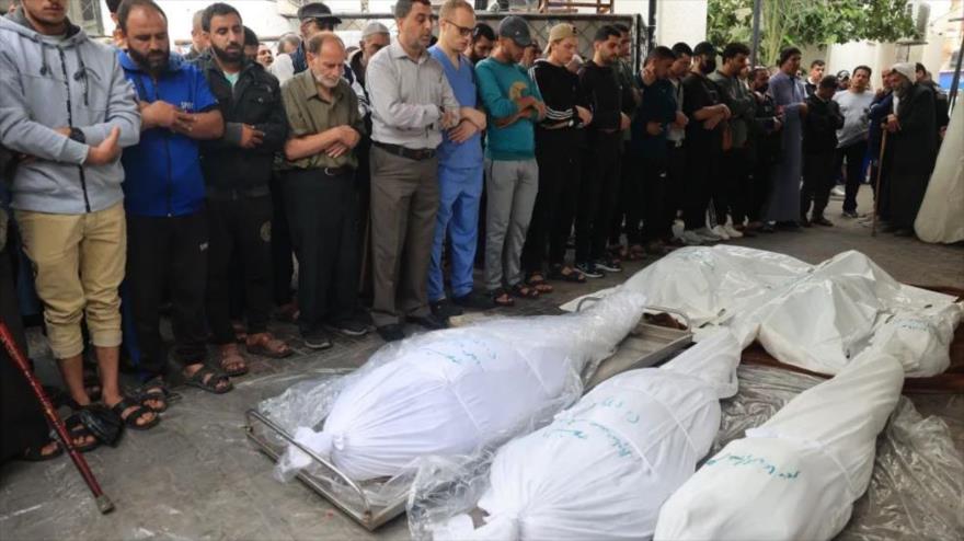 Palestinos participan en la funeral de sus compatriotas asesinados en bombardeos de Israel en Gaza.