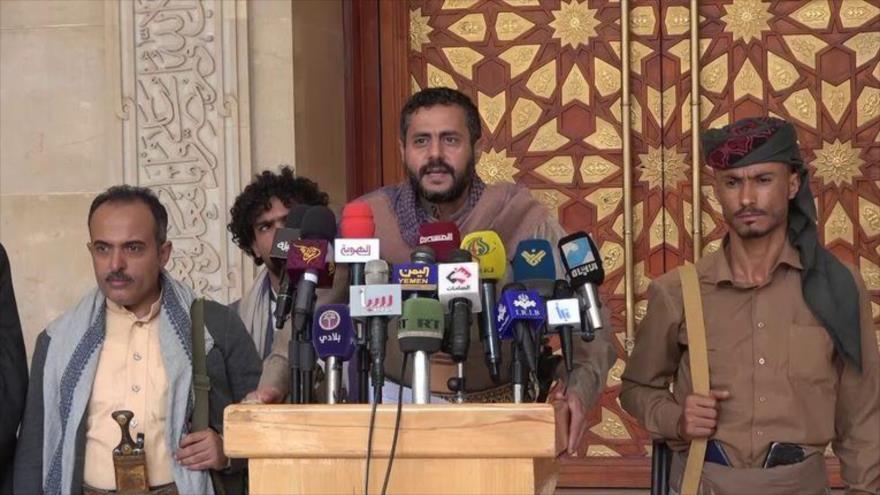 El miembro de la oficina del Buró Político del movimiento popular yemení Ansarolá, Muhamad al-Bajiti, durante una rueda de prensa.