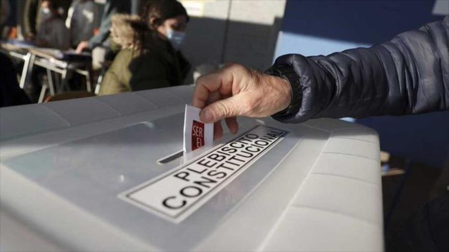 Una persona ejerce su voto en el referéndum constitucional en Chile.
