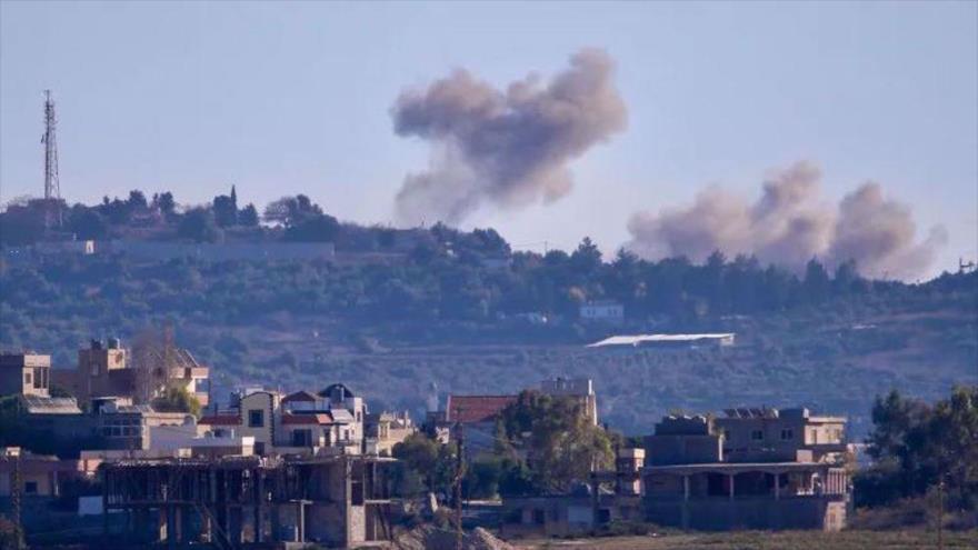 Humo se eleva cerca de un puesto de avanzada israelí tras disparos de cohetes por Hezbolá. (Foto: AFP)