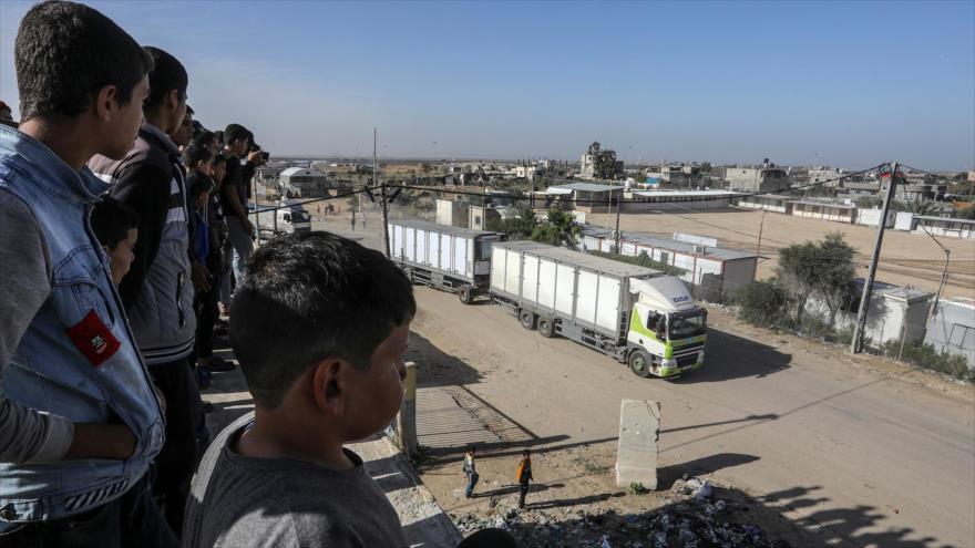 Camiones que transportan ayuda humanitaria entran en Gaza a través del cruce fronterizo de Rafah, 24 de noviembre de 2023. (Foto: AP)