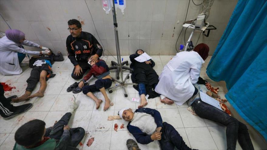 Miembros de la familia al-Qedra, que resultaron heridos durante el bombardeo israelí, reciben tratamiento en el hospital Naser en Jan Yunis, en el sur de la Franja de Gaza. (Foto: AFP)