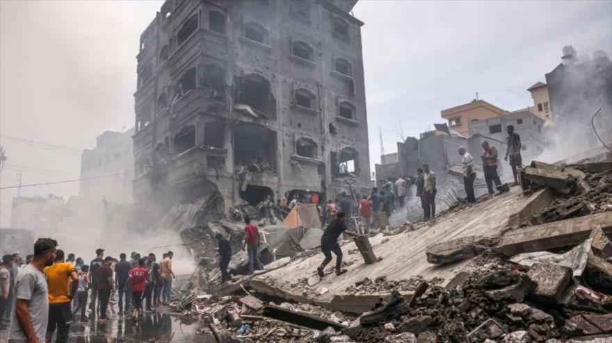 Palestinos buscan a sobrevivientes después de un ataque aéreo israelí contra el campo de refugiados de Yabalia, en Gaza, 9 de octubre de 2023. (Foto: AFP)