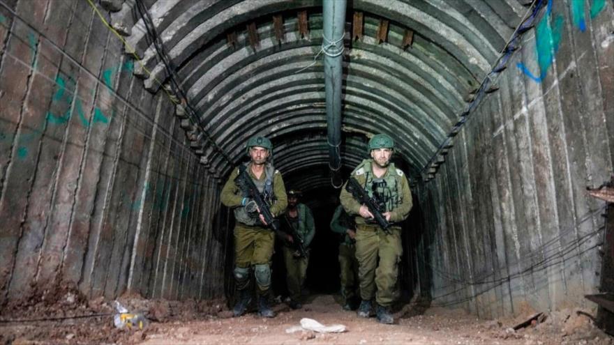 Soldados israelíes en un túnel recién descubierto de HAMAS, 15 de diciembre de 2023. (Foto: AFP)