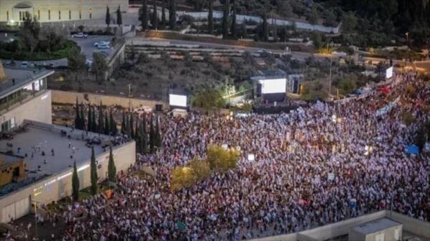 Israelíes piden la liberación de los retenidos en una masiva marcha en Tel Aviv, 16 de diciembre de 2023.