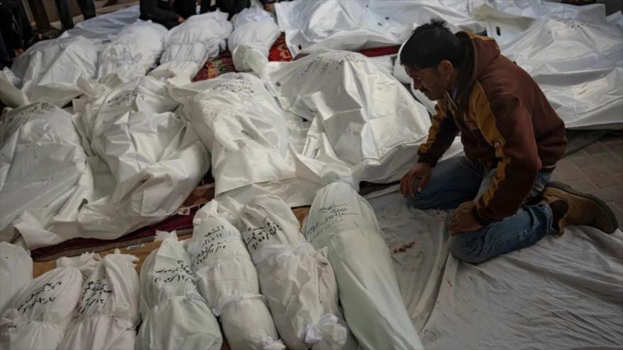 Los palestinos lloran a sus familiares muertos en el bombardeo israelí de la Franja de Gaza, en el hospital de Rafah. (Foto: AP)
