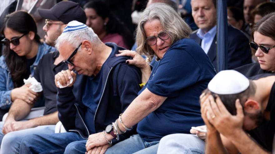 Padre (centro izq.) de Alon Shamriz, retenido matado por las fuerzas israelíes en Gaza, en el funeral de su hijo, 17 de diciembre de 2023. (Foto: AFP)