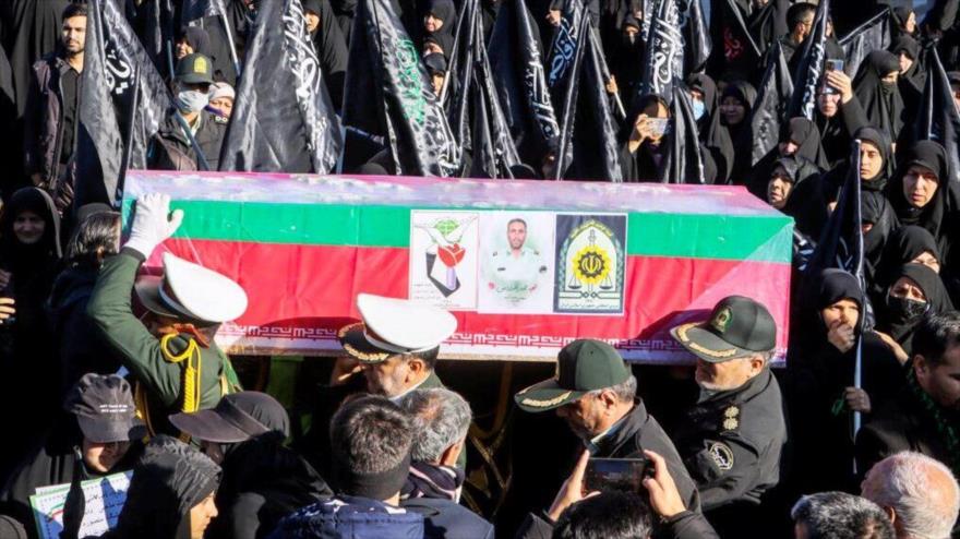 El funeral de uno de los mártires del ataque terrorista contra una comisaría en Rask, en la provincia de Sistán y Baluchistán, 18 de diciembre de 2023.