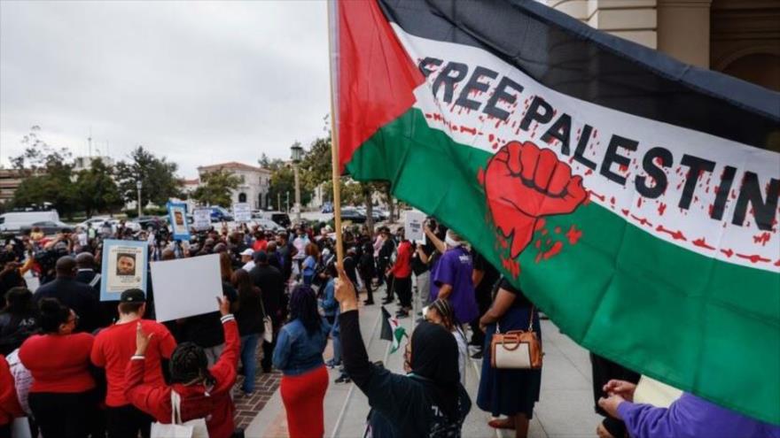 Manifestantes levantan bandera palestina en una marcha de Black Lives Matter (BLM) en California, EE.UU. 